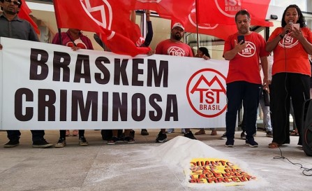 Não é tragédia, é crime: MTST protesta na sede da Braskem em SP pelos danos à população de Alagoas